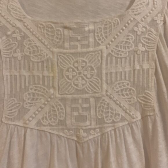 Willi Smith size medium white 3/4 sleeve top with crochet and tassel detail - Picture 4 of 9